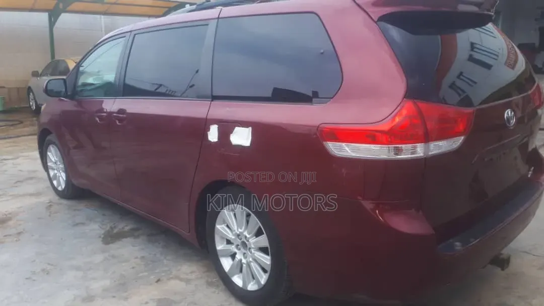 Toyota Sienna XLE FWD 8-Passenger 2013 Burgundy