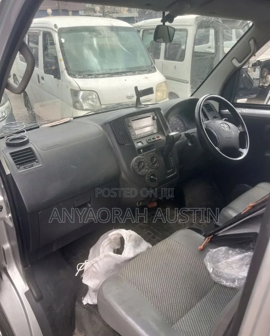 Toyota HiAce 2007 Grey