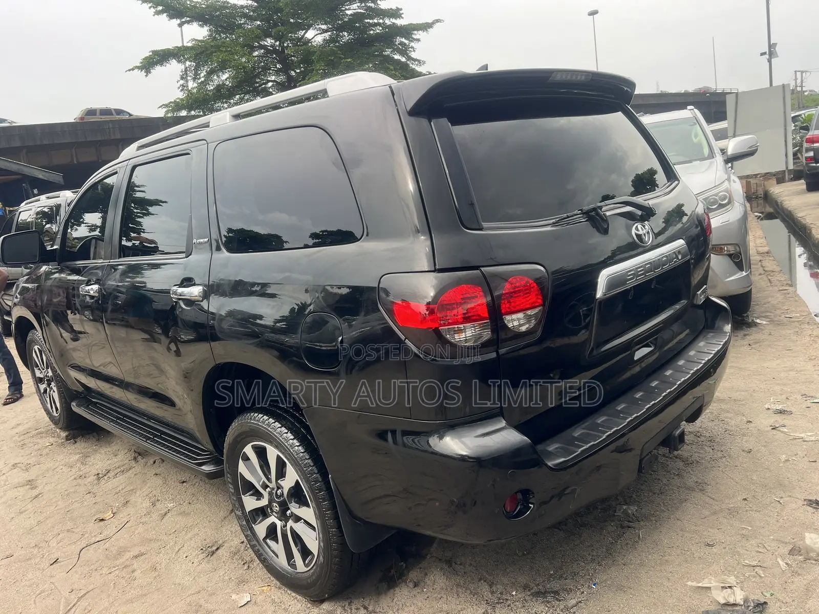 Toyota Sequoia Platinum 4dr SUV 4WD (5.7L 8cyl 6A) 2017 Black