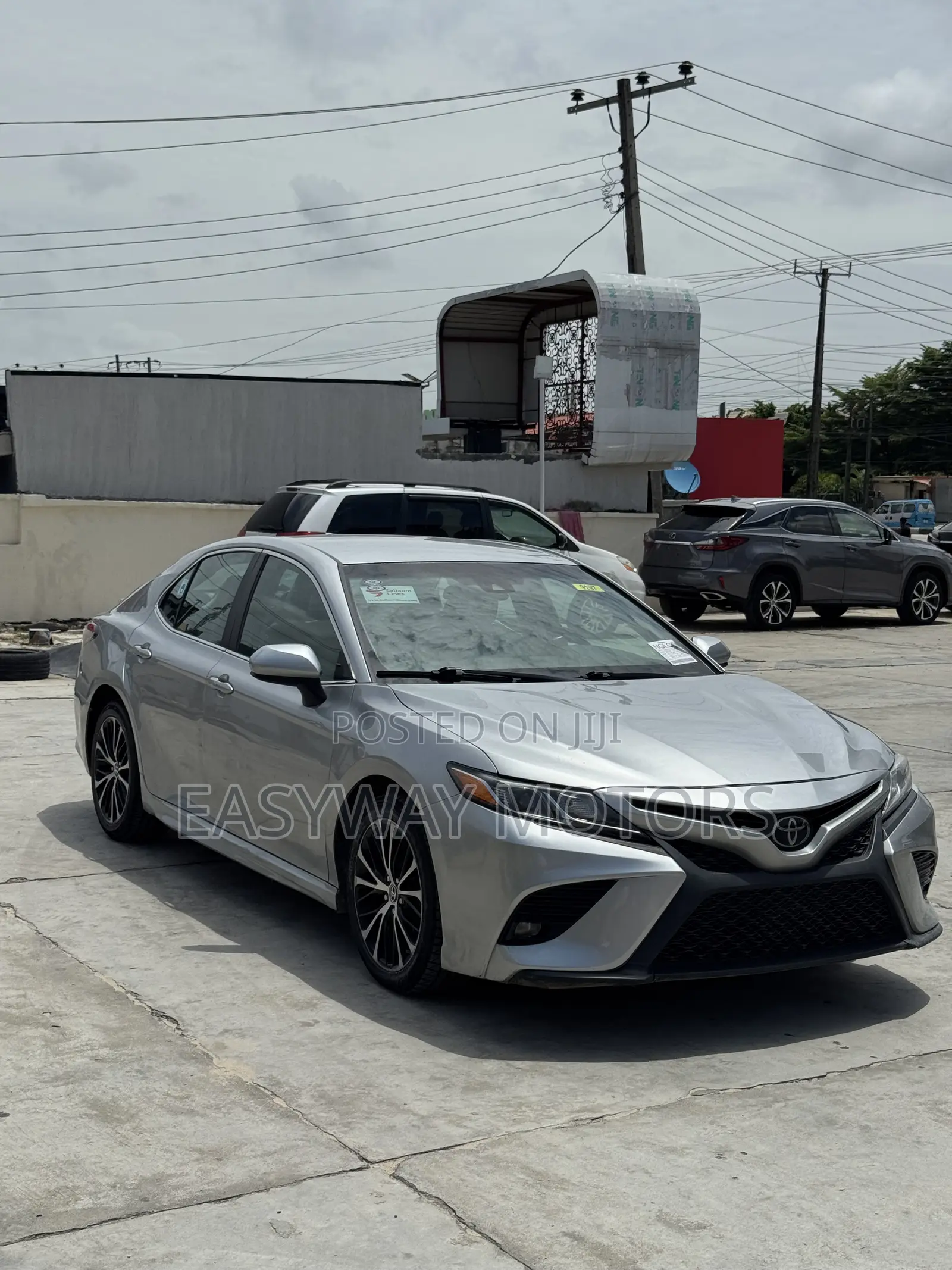Toyota Camry SE FWD (2.5L 4cyl 8AM) 2018 Silver