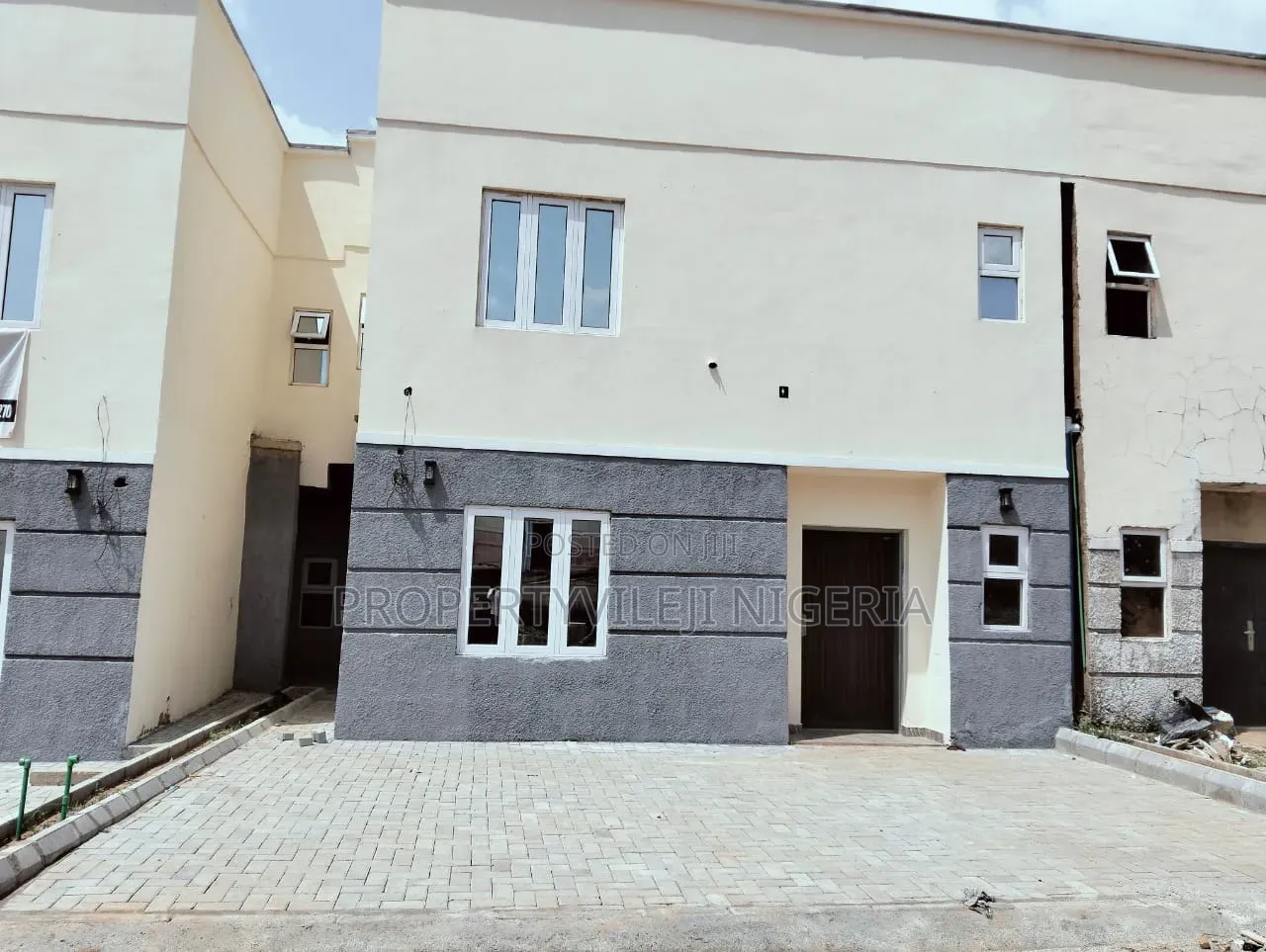 4bdrm Duplex in Life Camp for rent