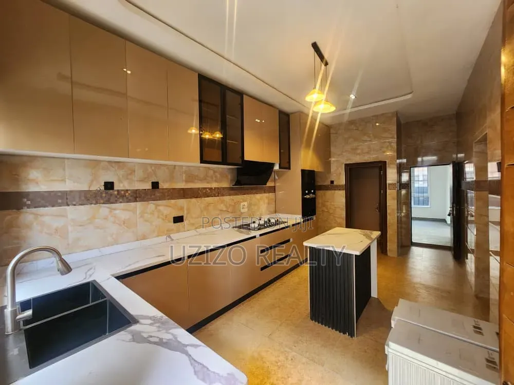 5bdrm Duplex in Idado for sale