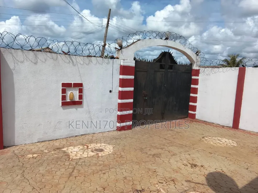 3bdrm Bungalow in Onibuku Bus Stop, for sale