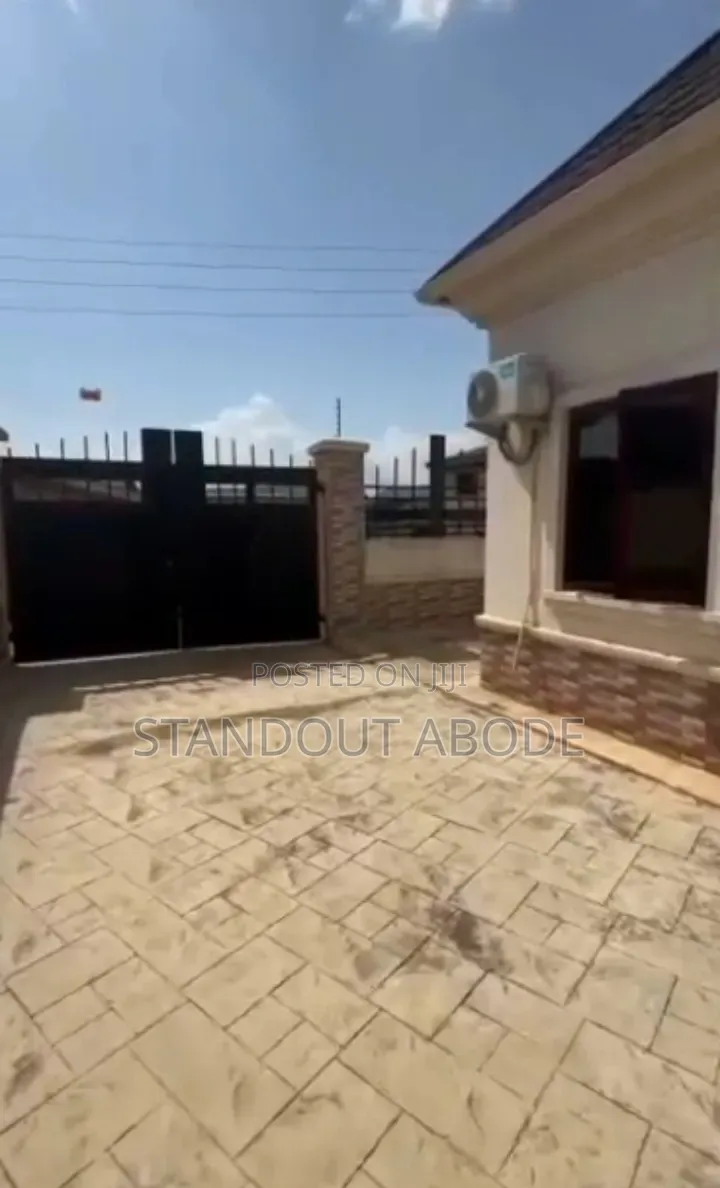 1bdrm Block of Flats in Good Location,, Ikorodu Garage for sale