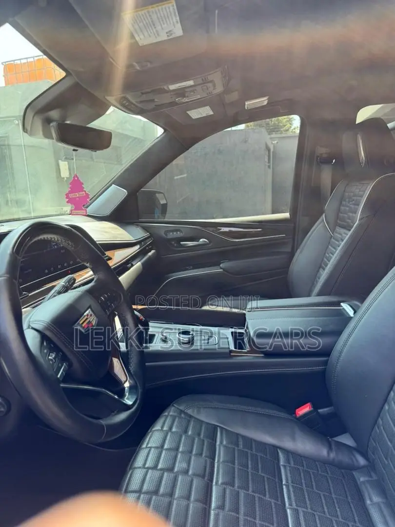 Cadillac Escalade Premium Luxury 2024 White