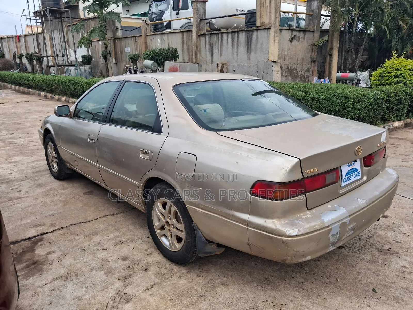 Toyota Camry LE 4dr Sedan (2.2L 4cyl 4A) 2000 Gold