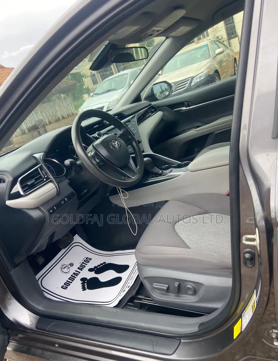 Toyota Camry LE (2.5L 4cyl 8A) 2019 Gray