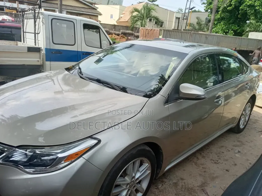 Toyota Avalon XLE Premium 4dr Sedan (3.5L 6cyl 6A) 2015 Gold