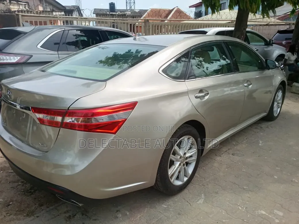 Toyota Avalon XLE Premium 4dr Sedan (3.5L 6cyl 6A) 2015 Gold
