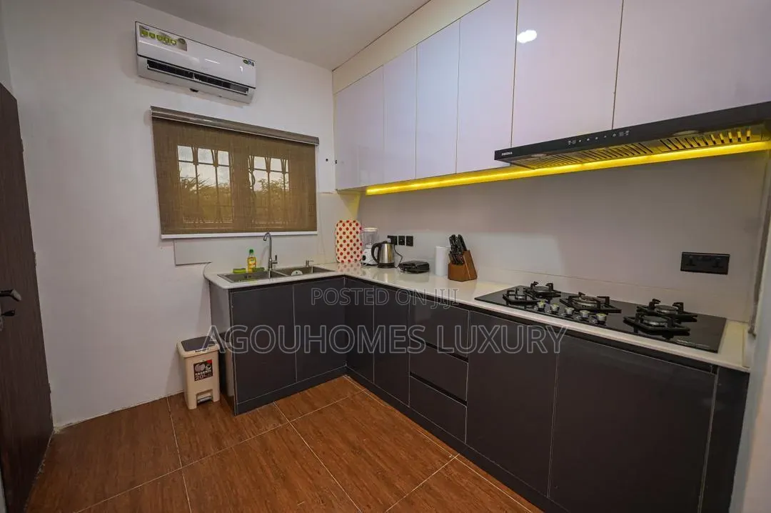 Executive Sanctuary: Ultra-Luxury 3-Bedroom Apartment in Old Gra.