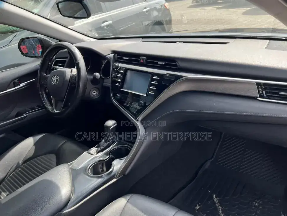 Toyota Camry SE FWD (2.5L 4cyl 8AM) 2018 Black