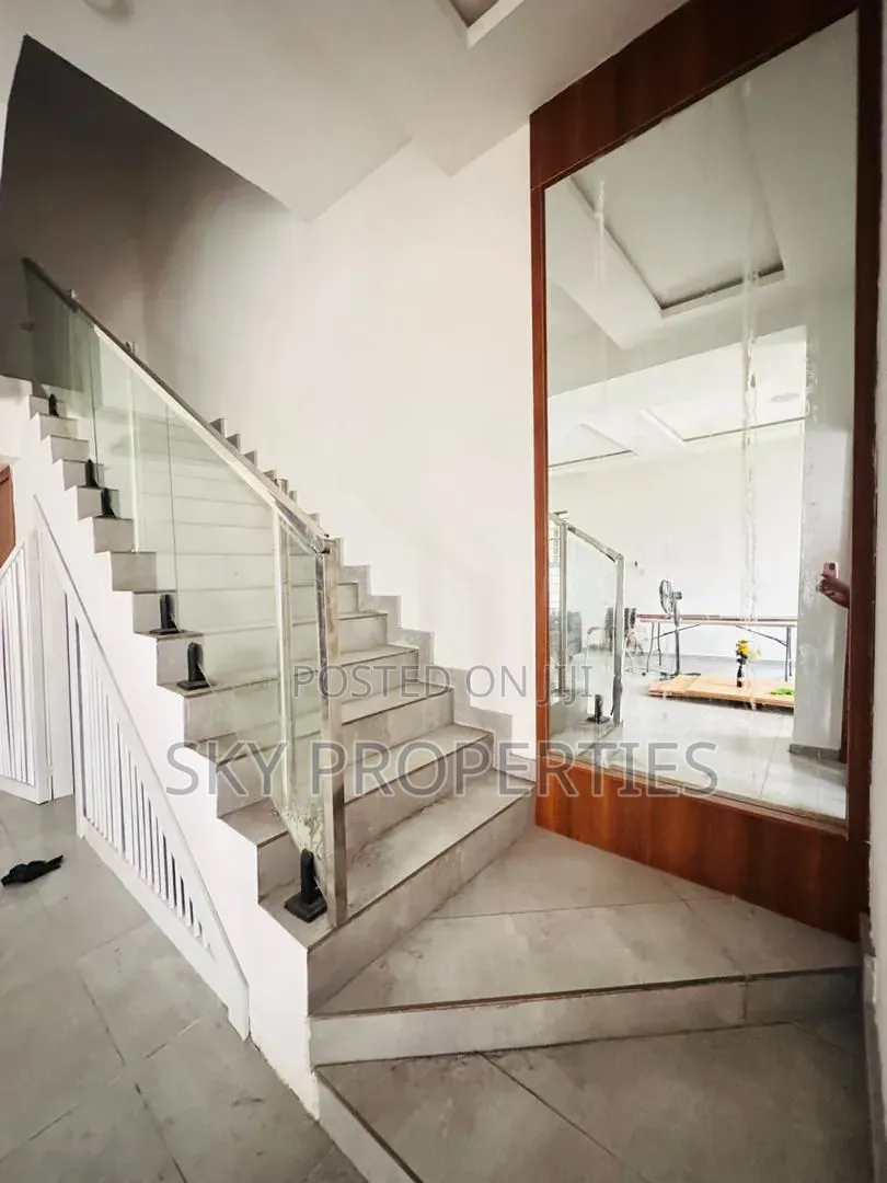 4bdrm Duplex in Lekki Fhase1 for rent