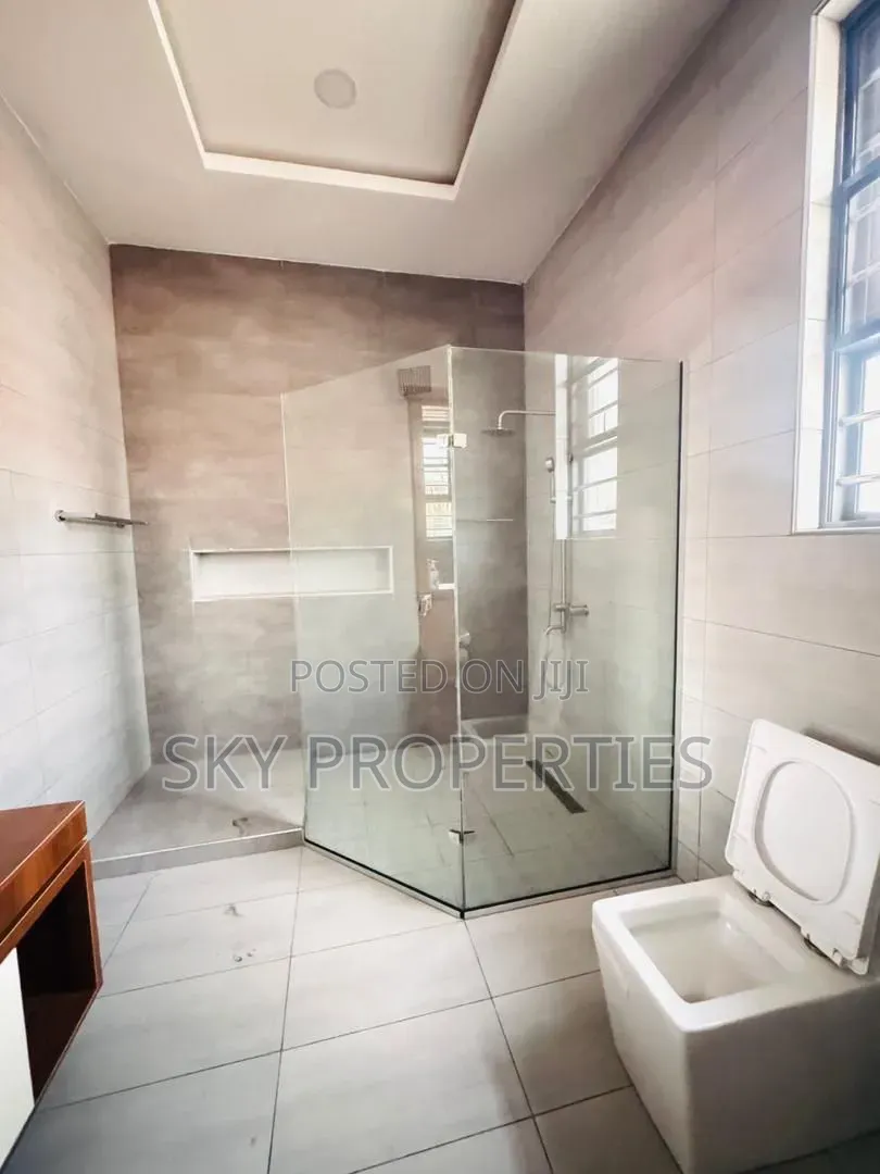 4bdrm Duplex in Lekki Fhase1 for rent