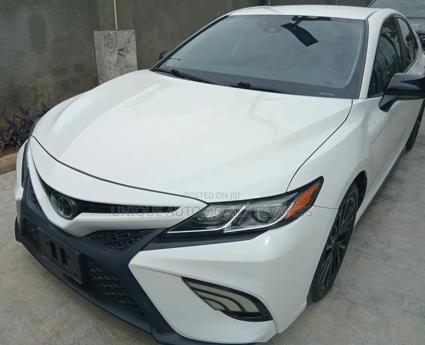 Toyota Camry SE Nightshade FWD 2020 Off white