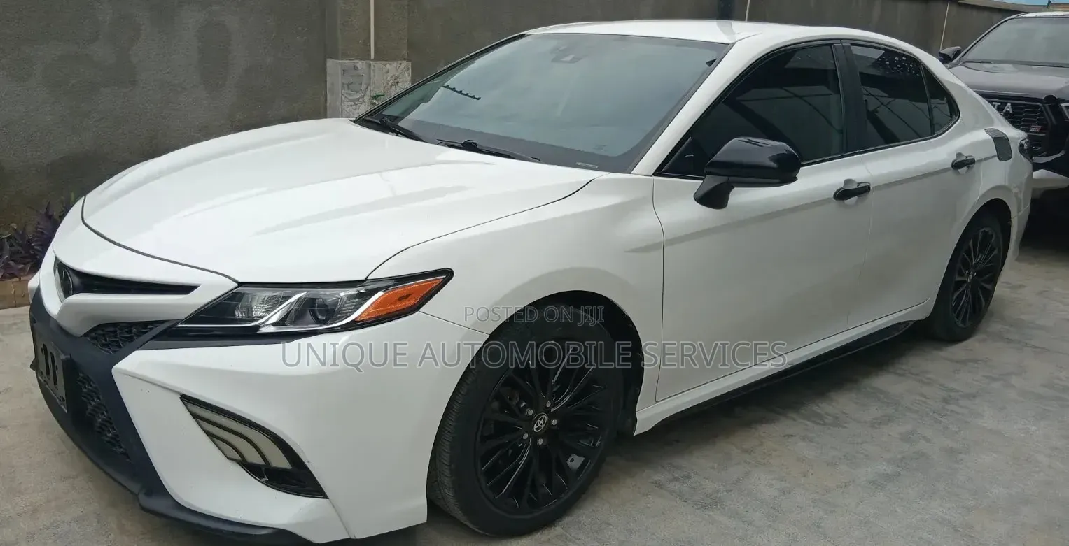 Toyota Camry SE Nightshade FWD 2020 Off white