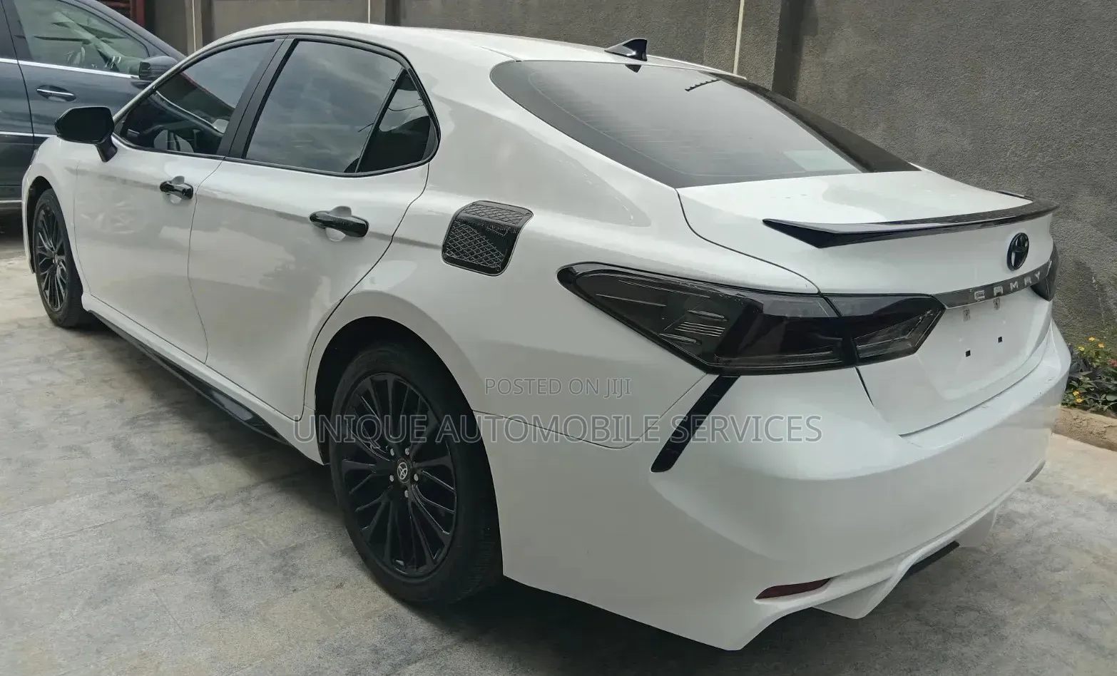 Toyota Camry SE Nightshade FWD 2020 Off white