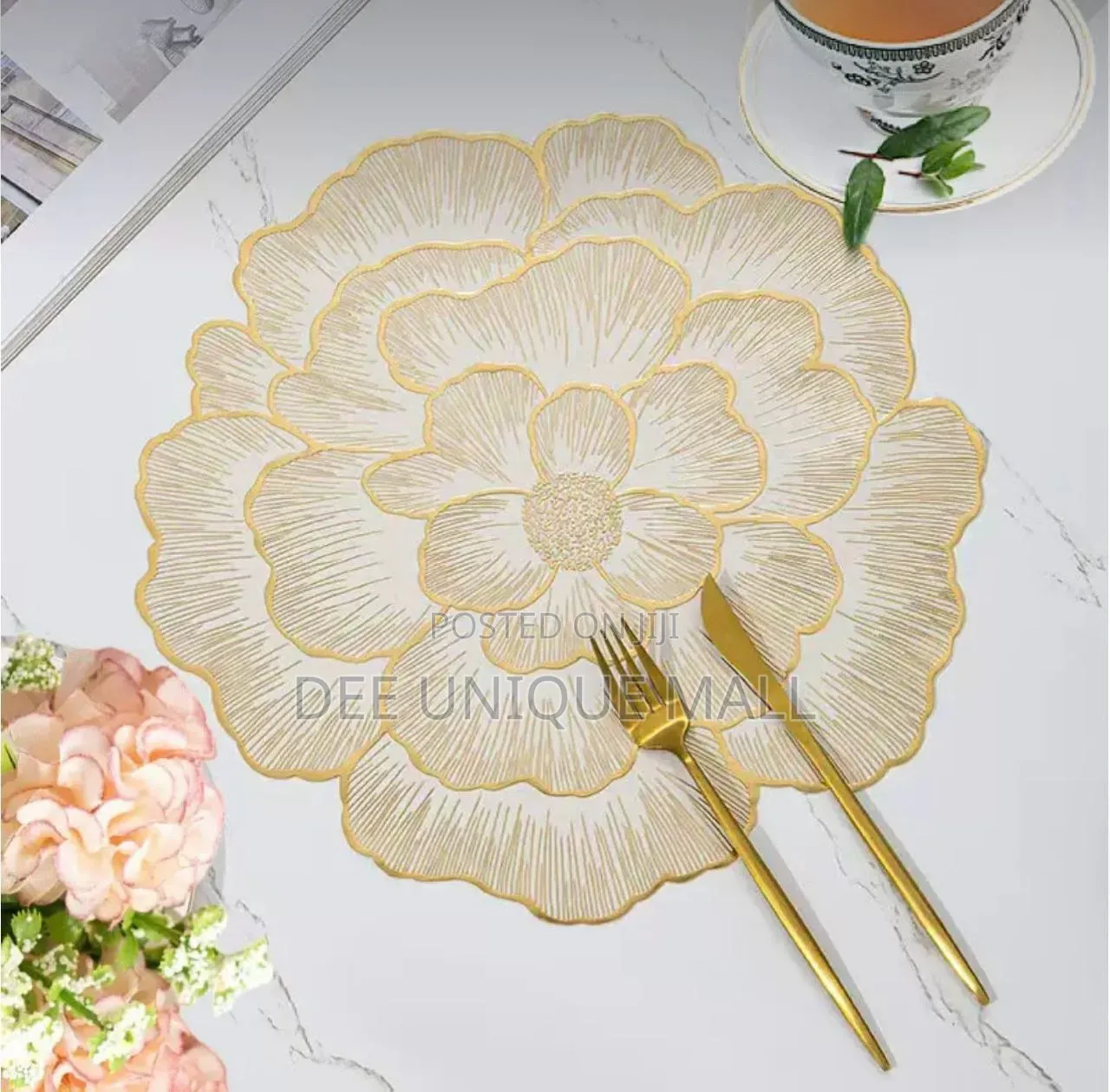 3pcs Metallic Gold, Peony-Shape Placemats for Dining Table Decoration.
