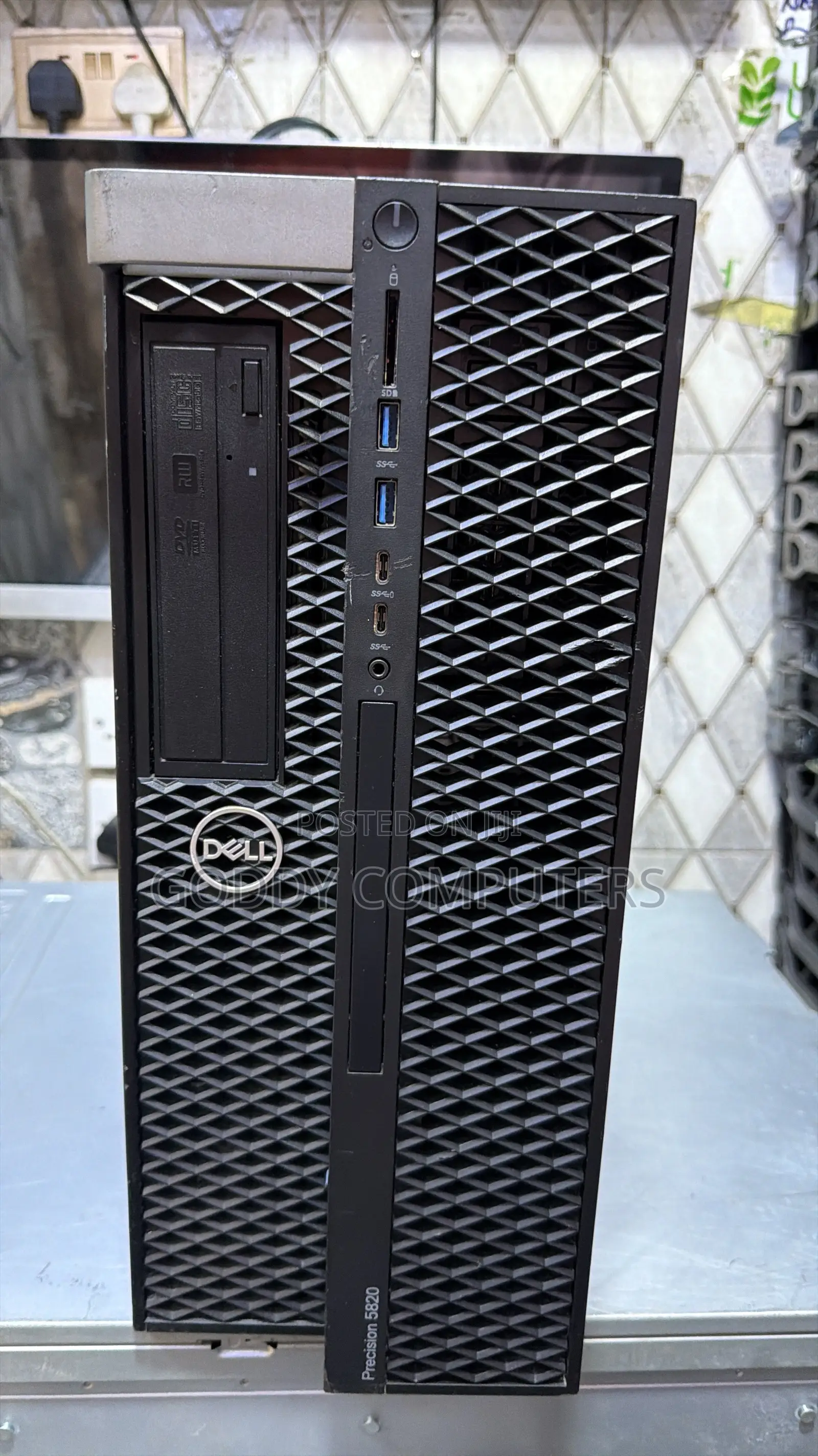 Desktop Computer Dell Precision 5820 32GB Intel Xeon SSD 512GB