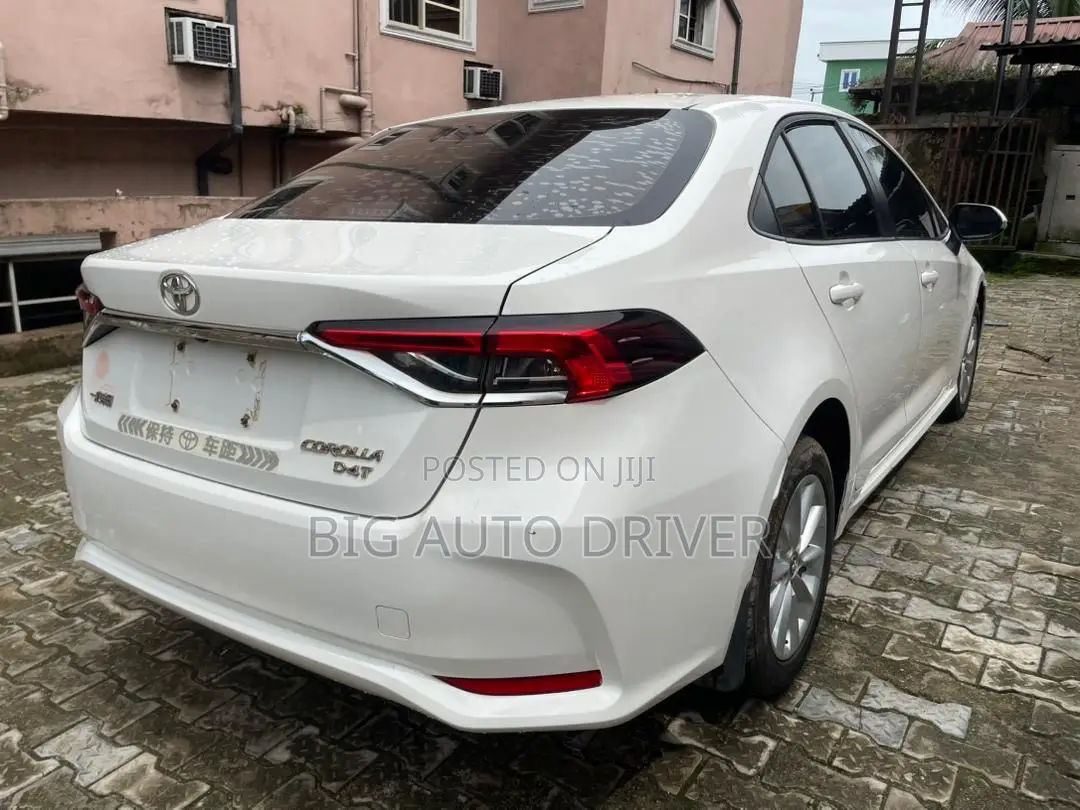 Toyota Corolla SE 2021 White