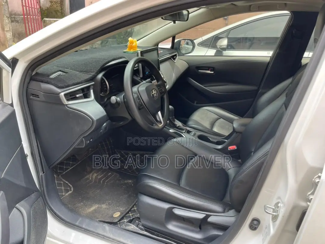 Toyota Corolla SE 2021 White