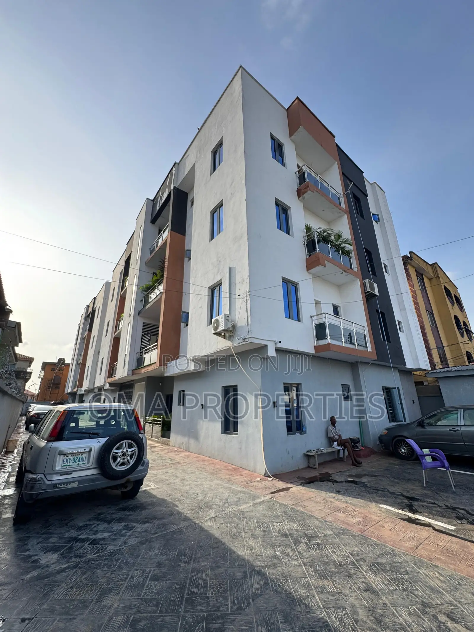Furnished 3bdrm House in Surulere for sale