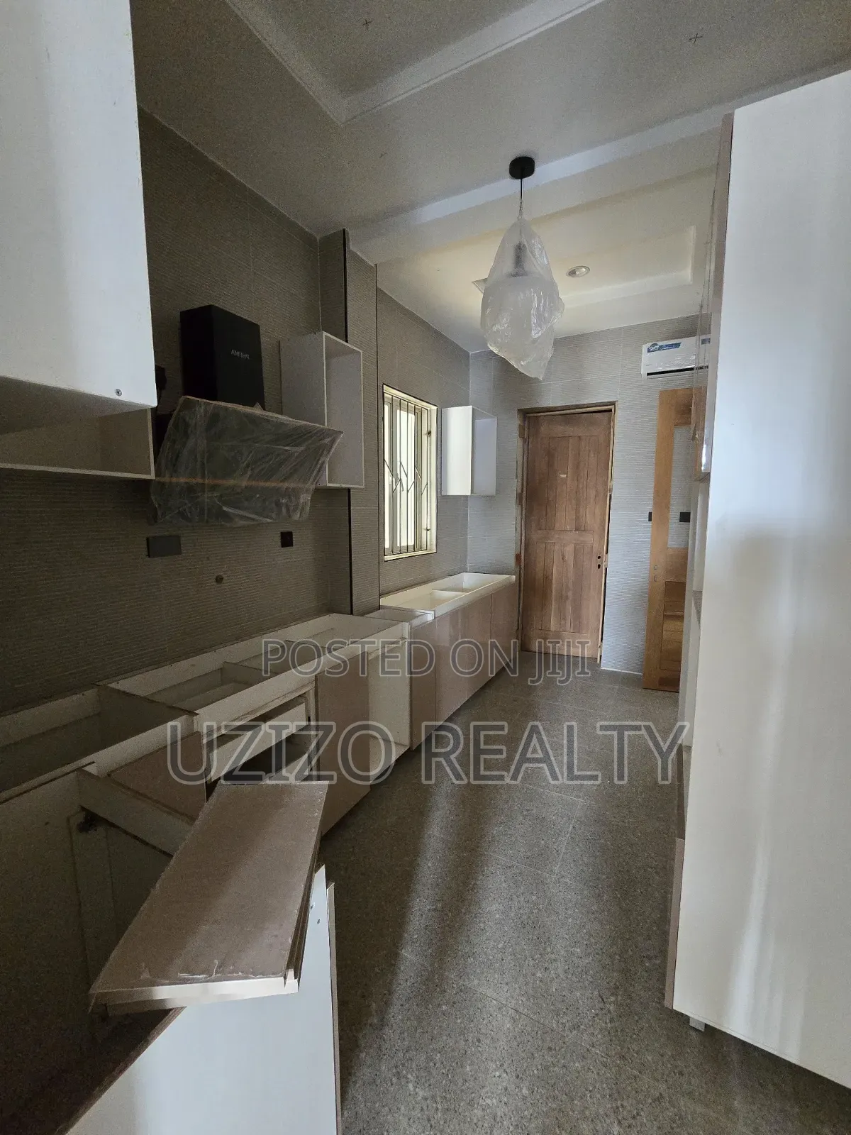 2bdrm Townhouse/Terrace in Lekki Phase 1 for Sale