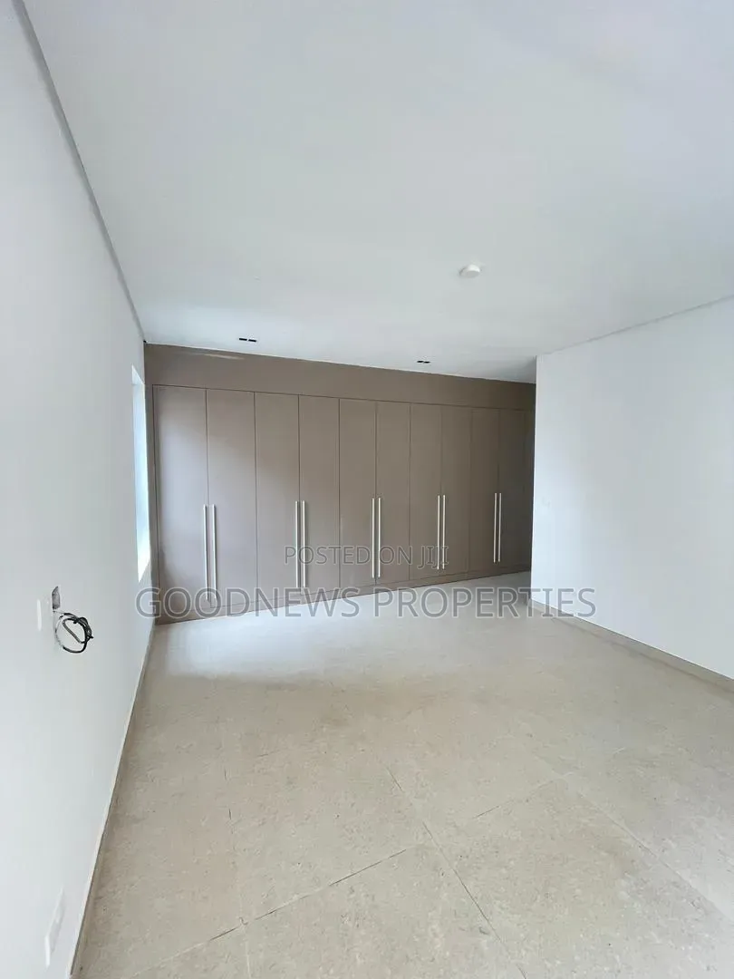 5bdrm Duplex in Banana Island for sale