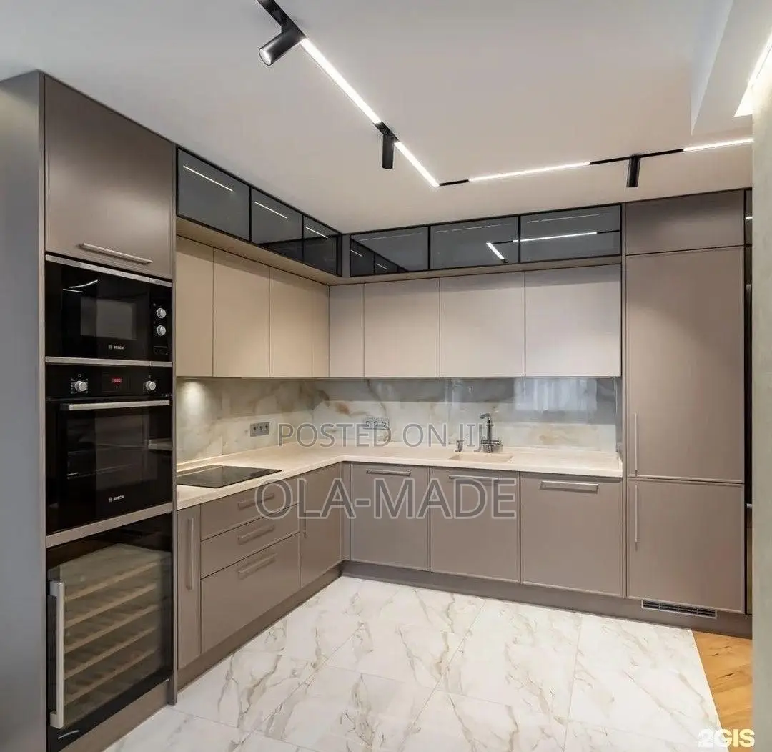 Glossy Luxury Kitchen Cabinet Available in Your Precise Color