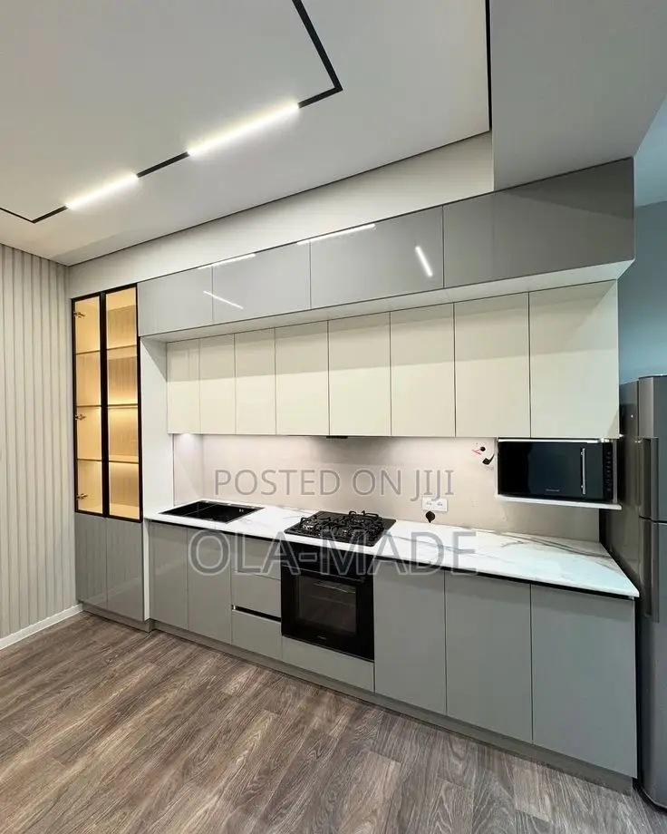 Glossy Luxury Kitchen Cabinet Available in Your Precise Color