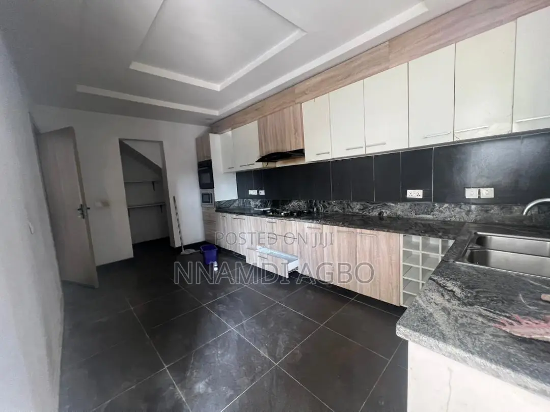 3bdrm Duplex in Chevron for rent