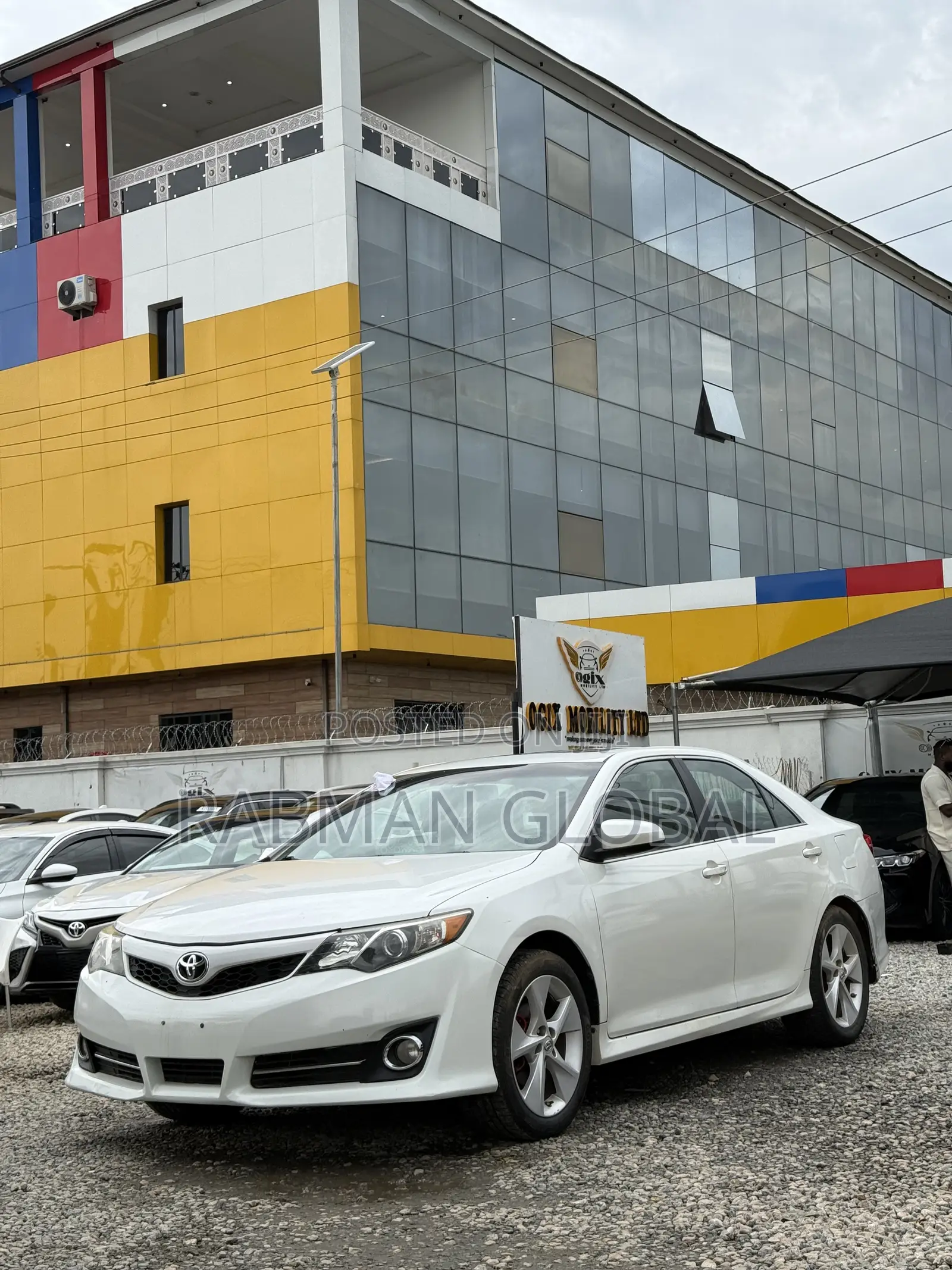 Toyota Camry SE 4dr Sedan (2.5L 4cyl 6A) 2013 White