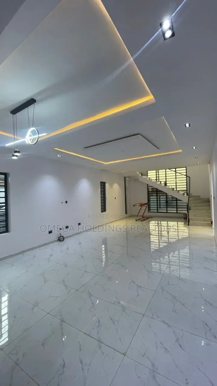 4bdrm Duplex in Alao Akala Estatw, Akobo for sale