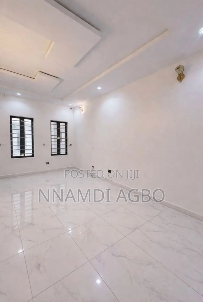 Mini Flat in Chevron for rent