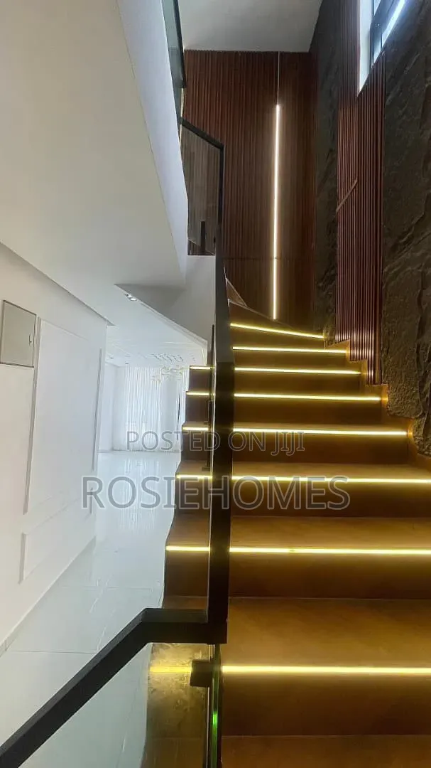 5bdrm Duplex in Chevron for sale