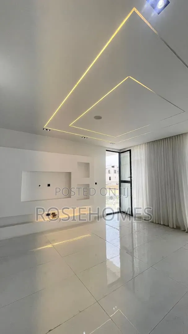5bdrm Duplex in Chevron for sale