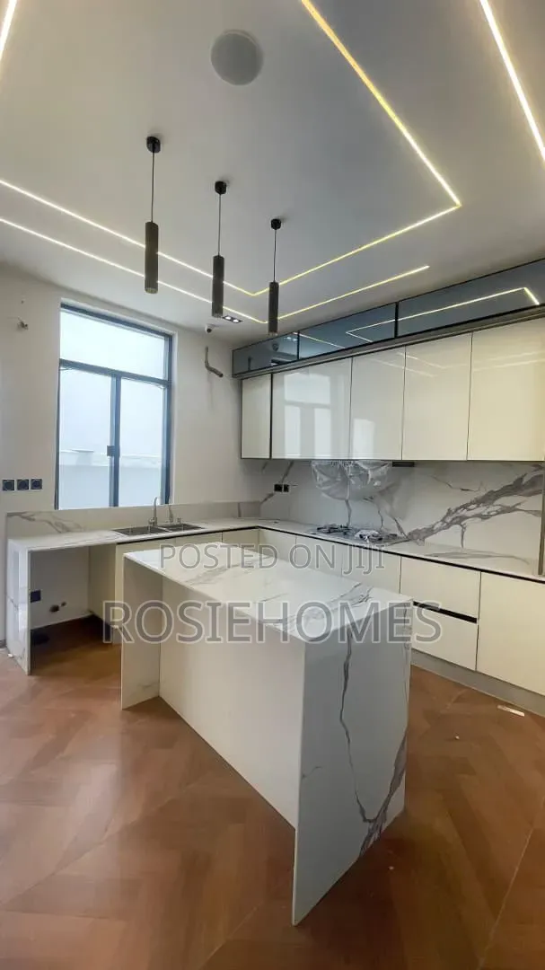 5bdrm Duplex in Chevron for sale