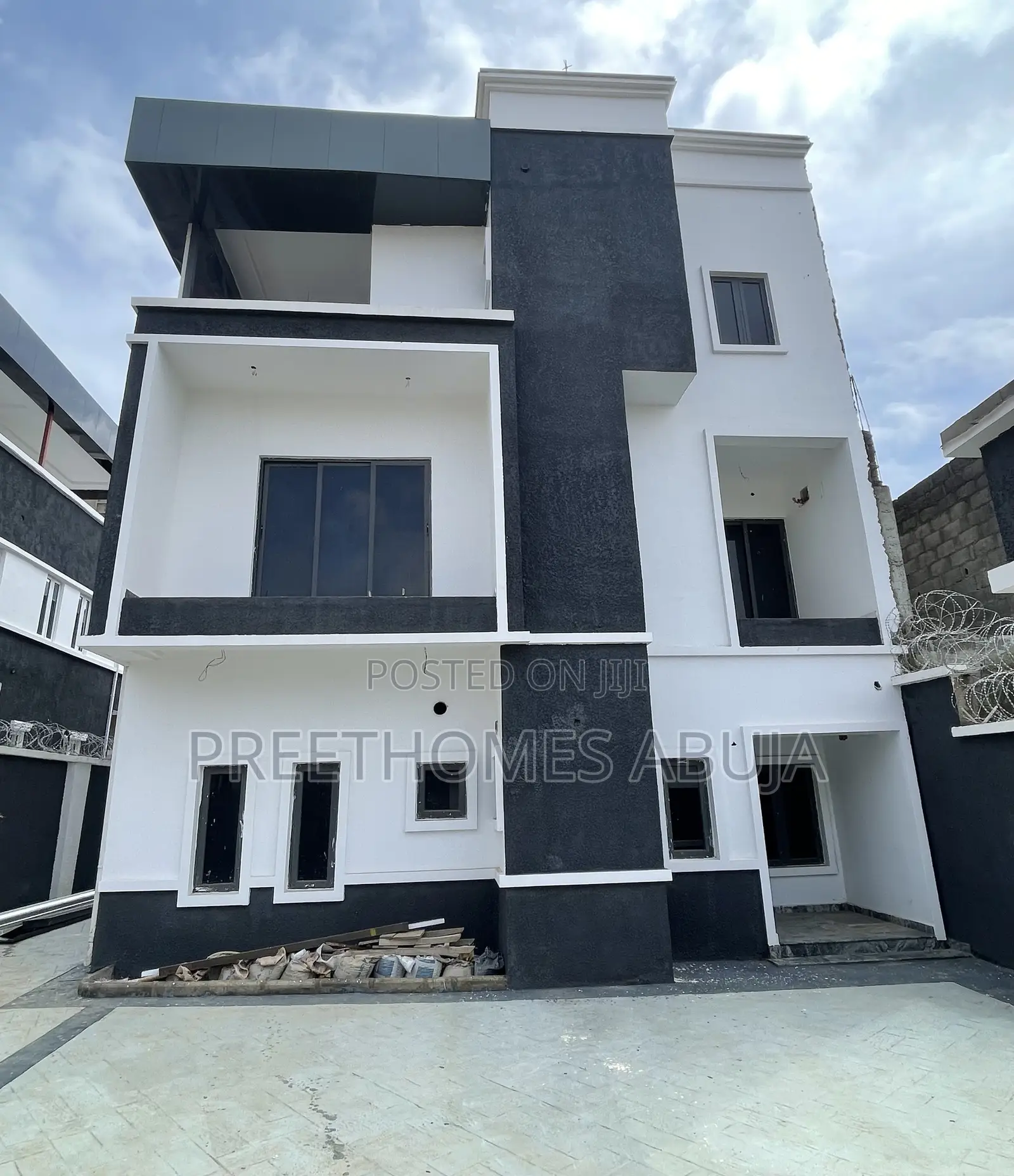 5bdrm Duplex in Ochacho Real Homes 3, Life Camp for sale