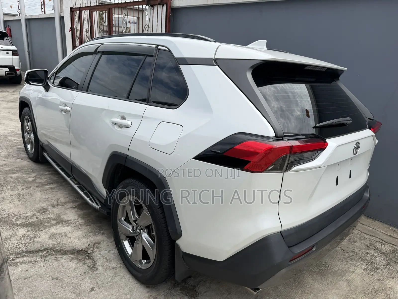 Toyota RAV4 XLE Premium 2021 White