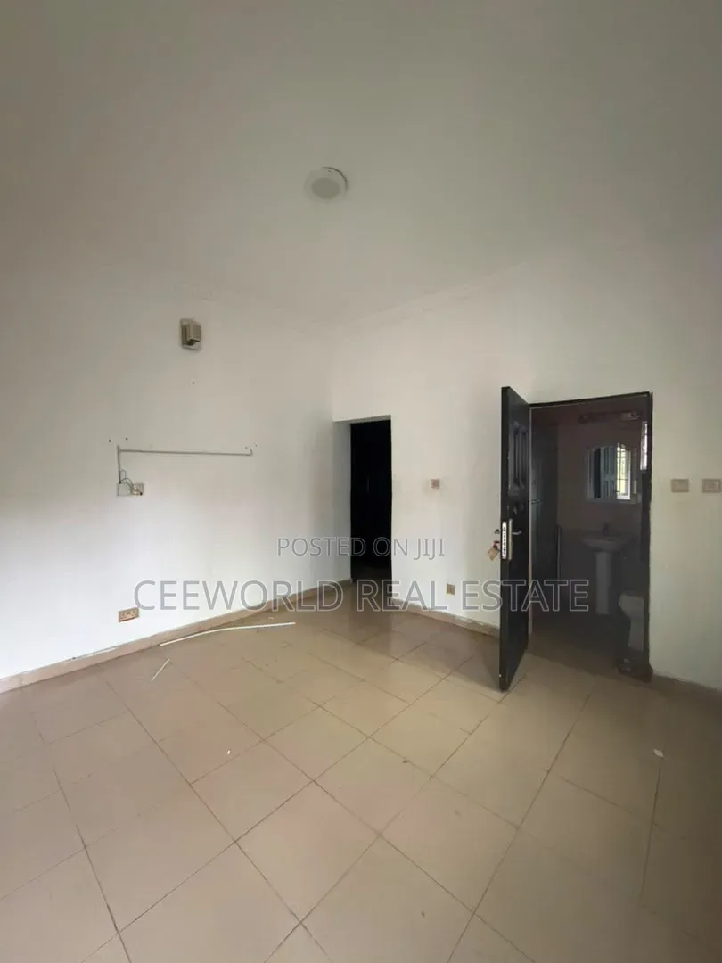 3bdrm Apartment in Kolapo Ishola Gra, Akobo for rent