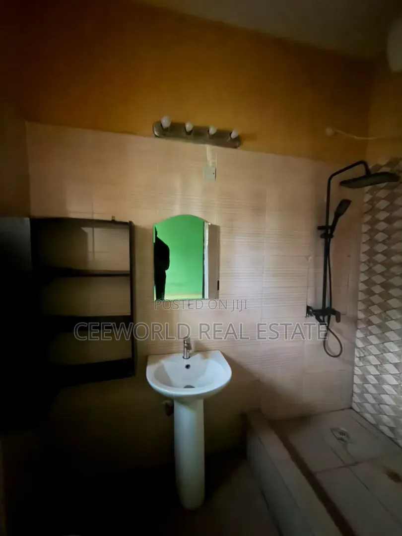 3bdrm Apartment in Kolapo Ishola Gra, Akobo for rent