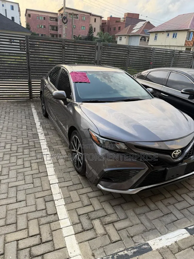 Toyota Camry SE 2021 Gray