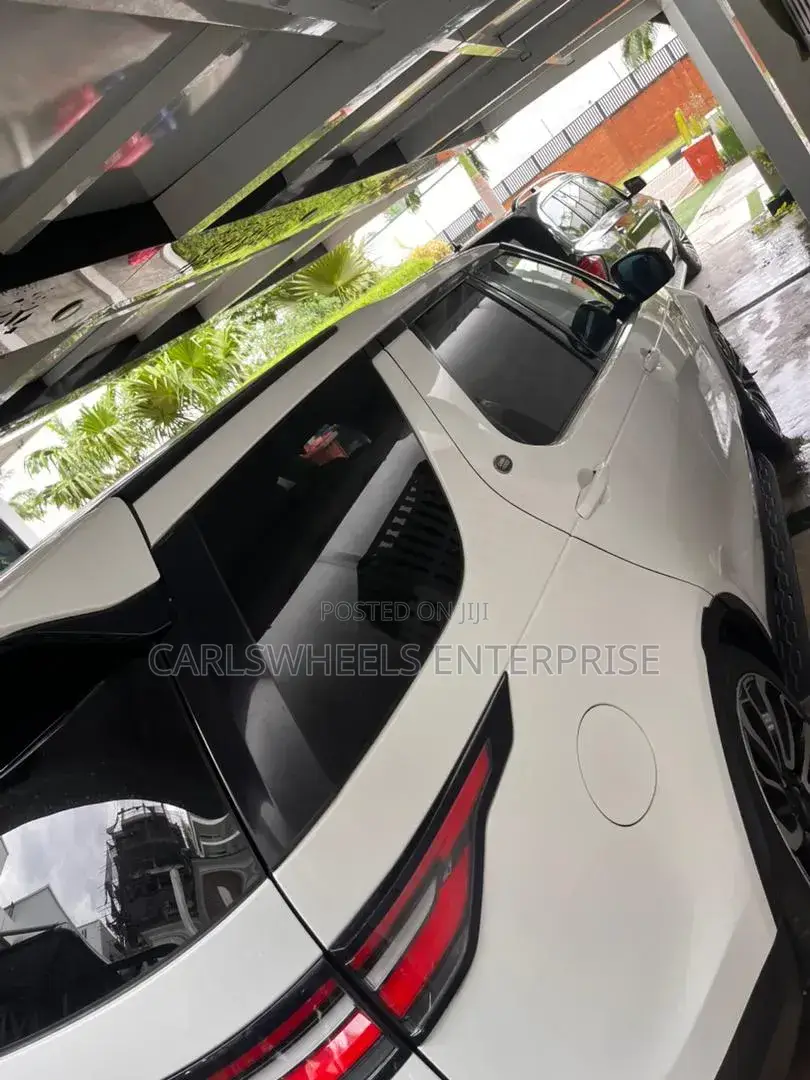 Land Rover Discovery 2017 White
