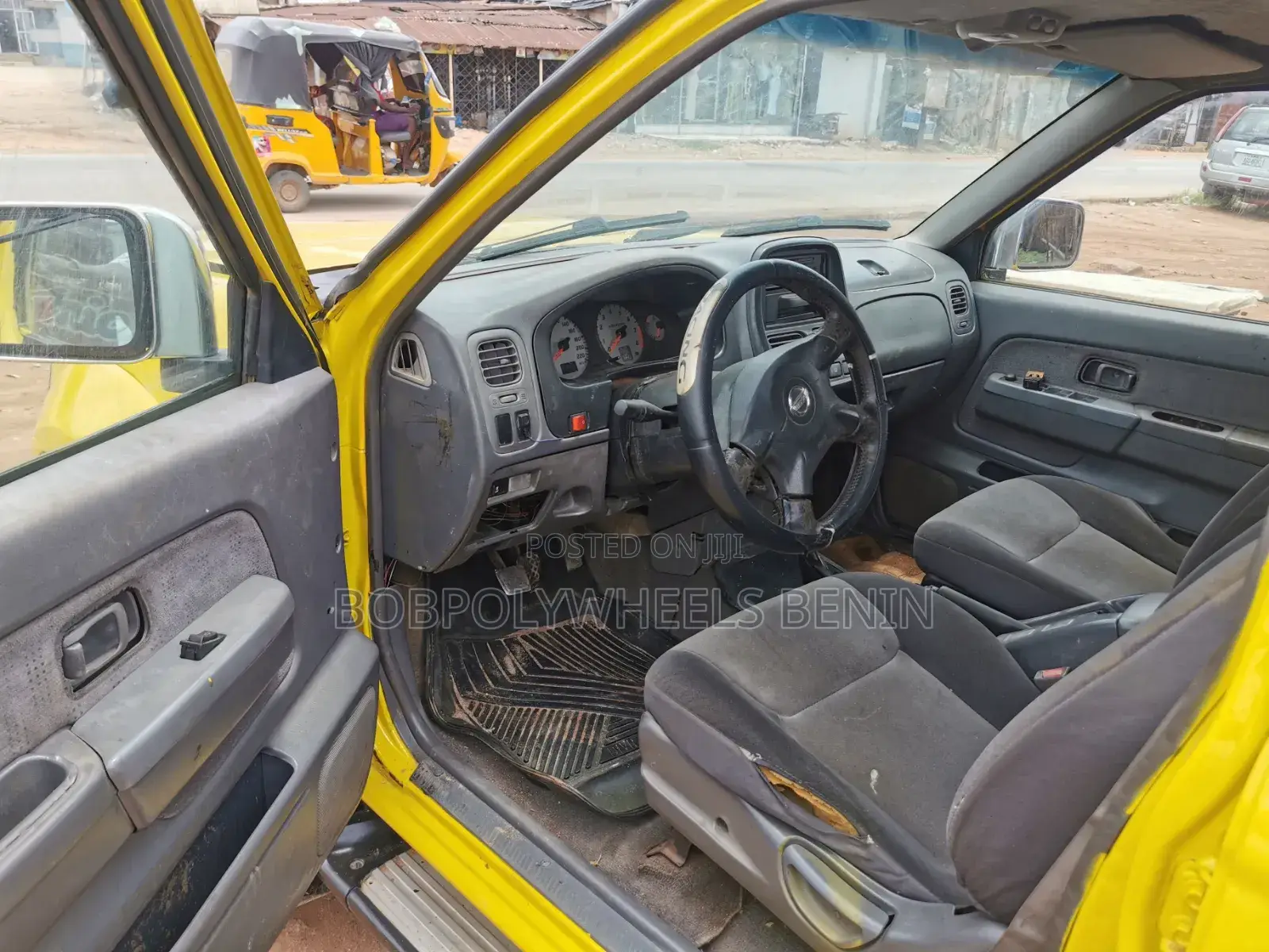 Nissan Frontier XE 4x2 Regular Cab 104.3 in. WB 2000 Yellow