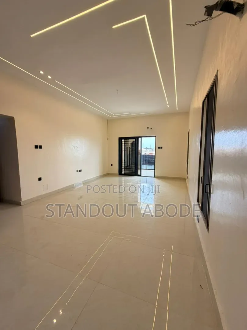 4bdrm Block of Flats in Inside An Estate, Mangoro for sale