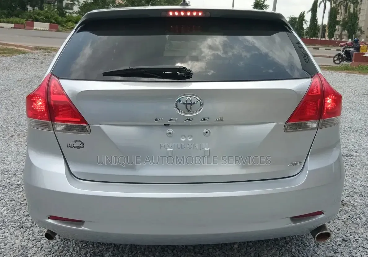 Toyota Venza XLE 2010 Silver