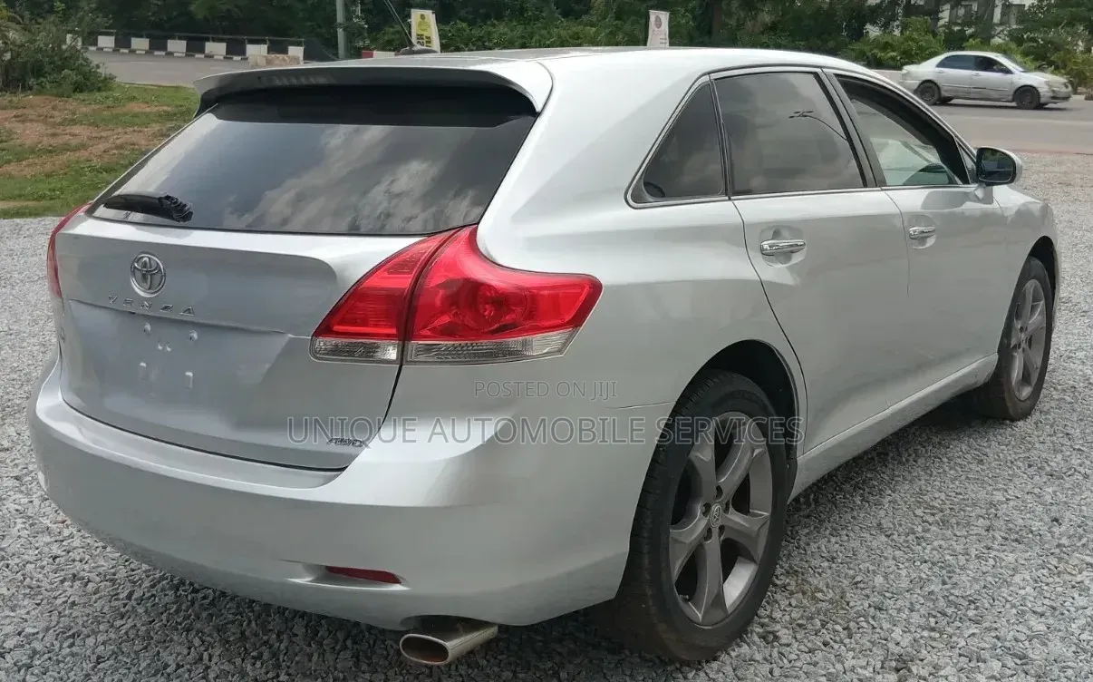 Toyota Venza XLE 2010 Silver