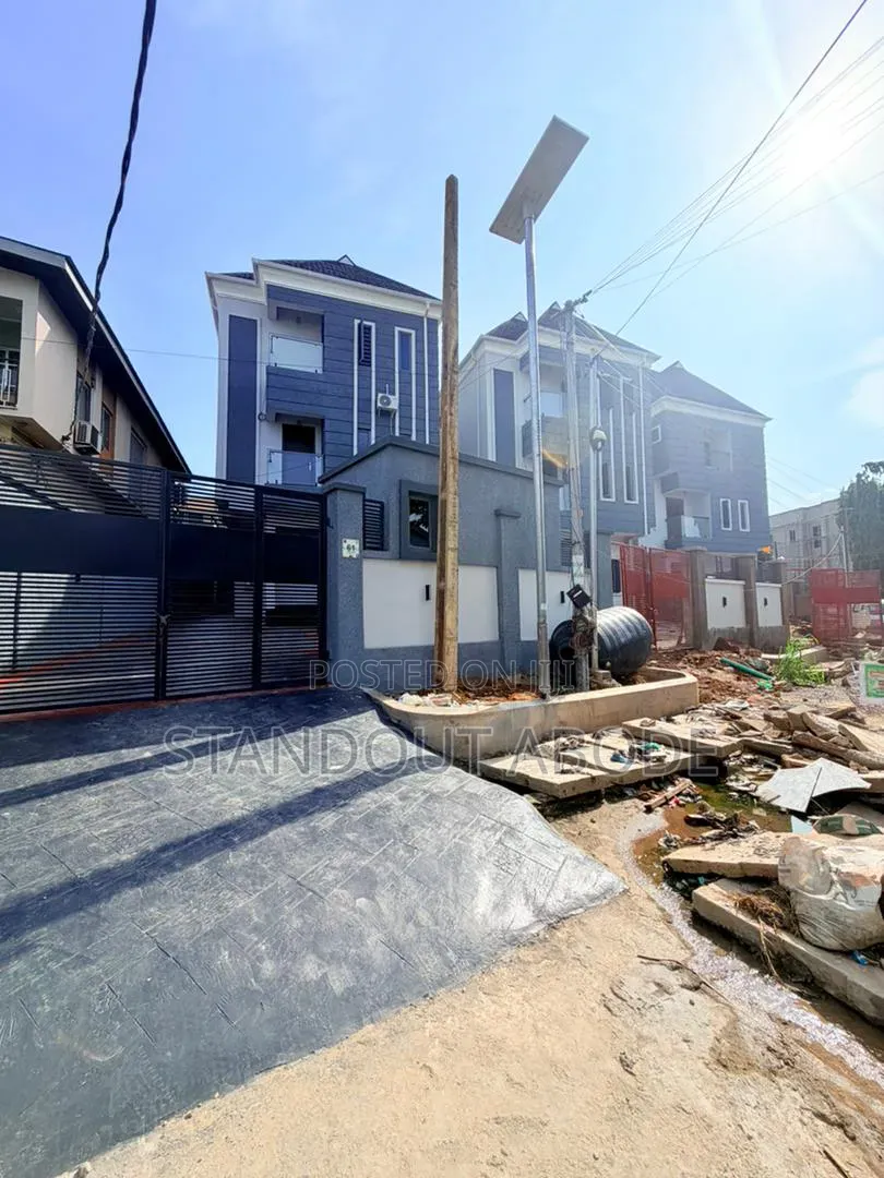 5bdrm Duplex in In An Estate, Allen Avenue for sale