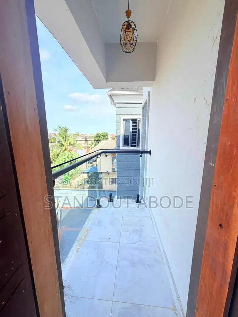 5bdrm Duplex in In An Estate, Allen Avenue for sale