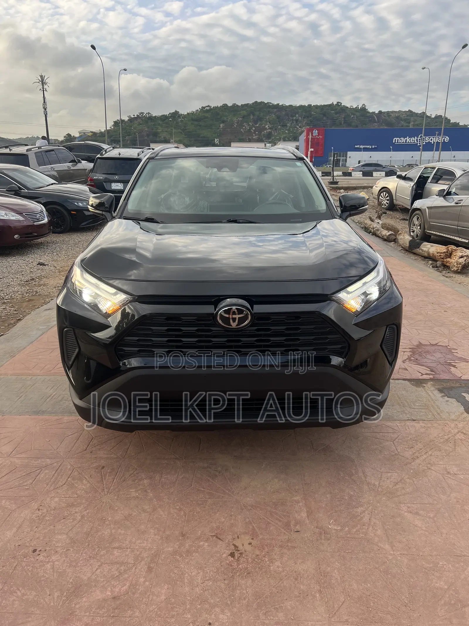 Toyota RAV4 XLE 2022 Black