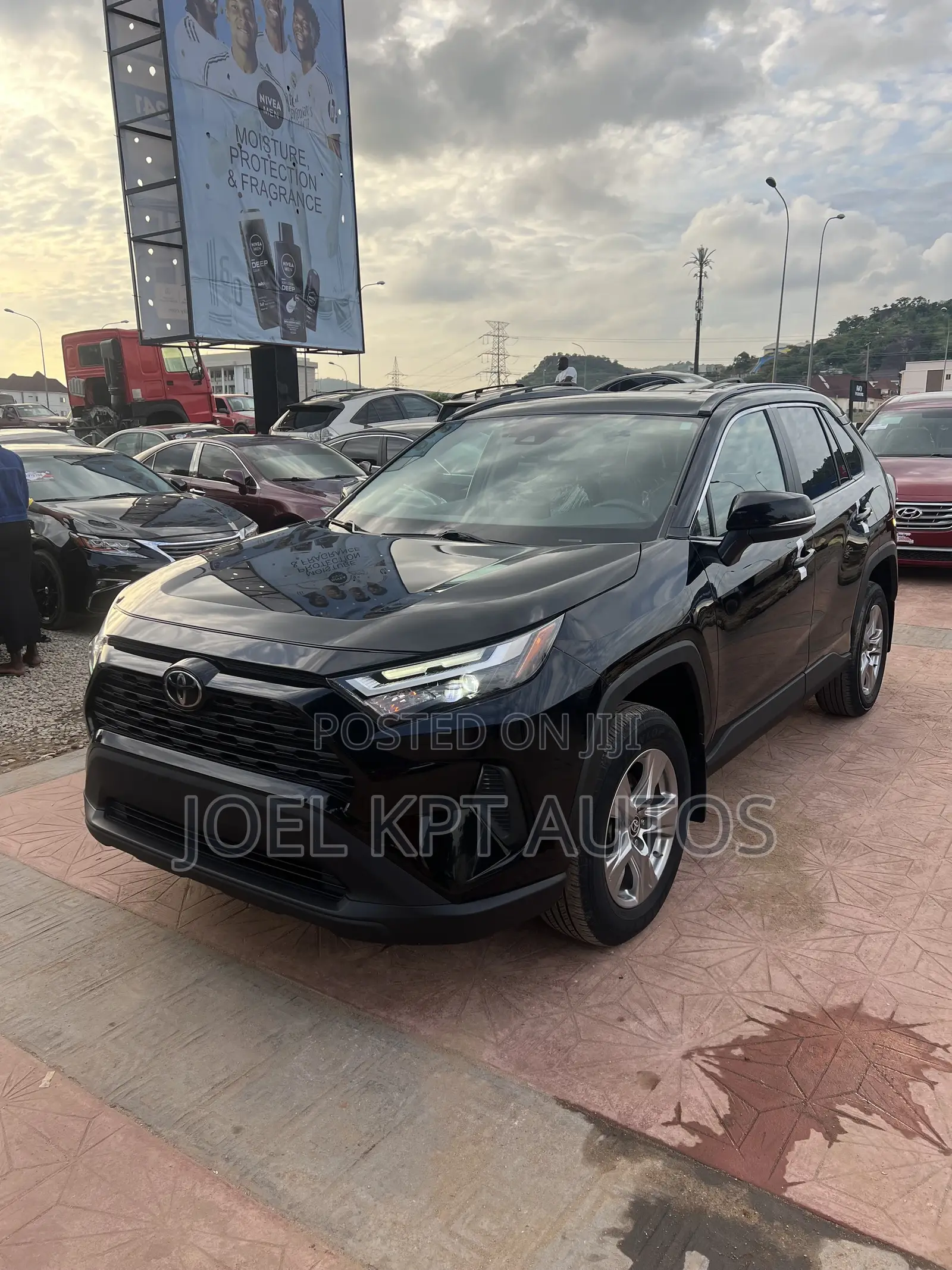 Toyota RAV4 XLE 2022 Black